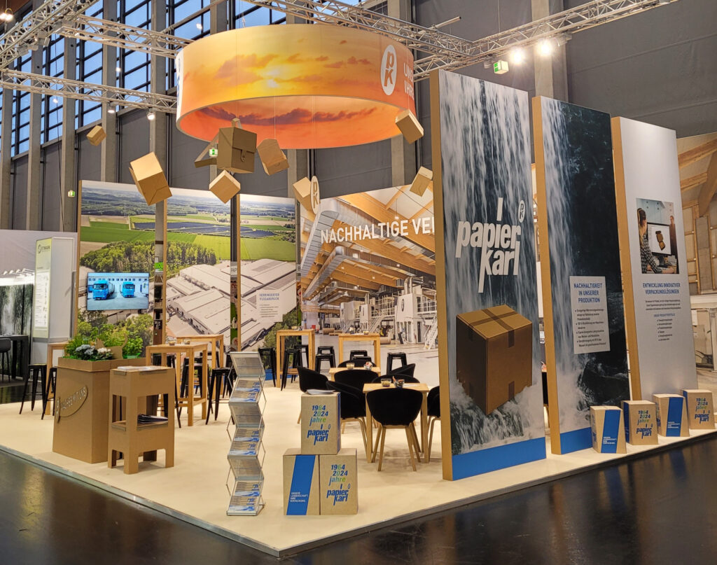 Messestand von Papier Karl mit Blick auf Wasserfall auf den Außenstelen